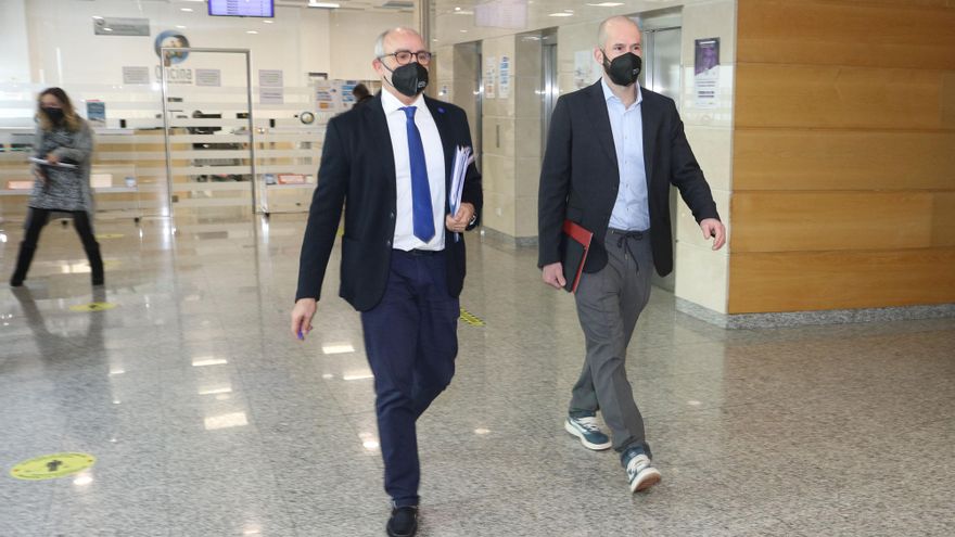 El consejero de Sanidad, Miguel Rodríguez, y el director general de Salud Pública, Reinhard Wallmann.
