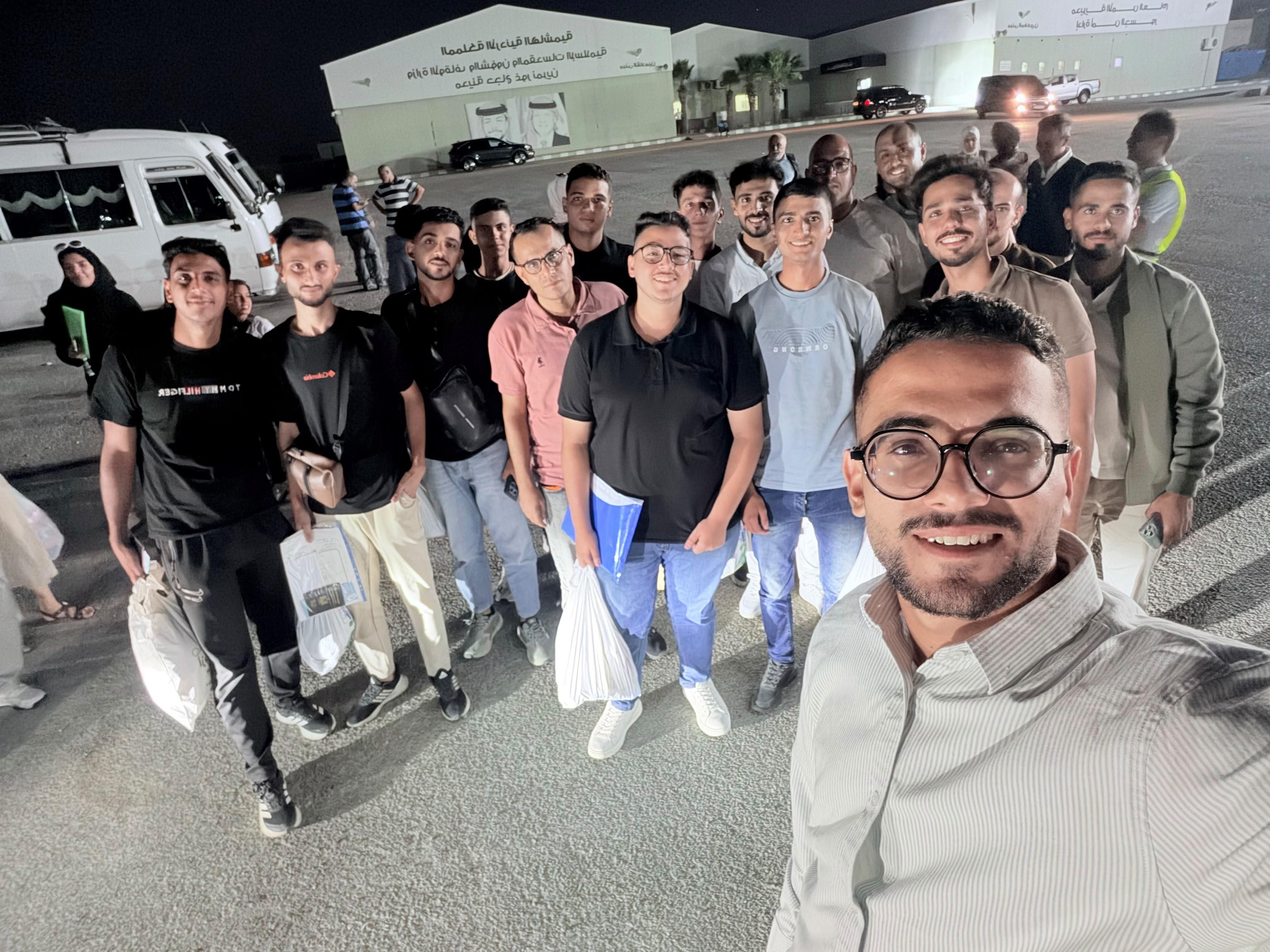 La mitad masculina del grupo de estudiantes, en una imagen tomada por ellos este lunes 14, entre los trámites en Jordania.