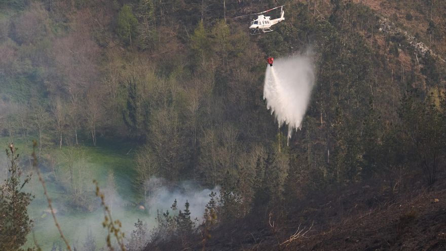 Bomberos trabajan en la extinción de los incendios activos en el valle de Cabuérniga.