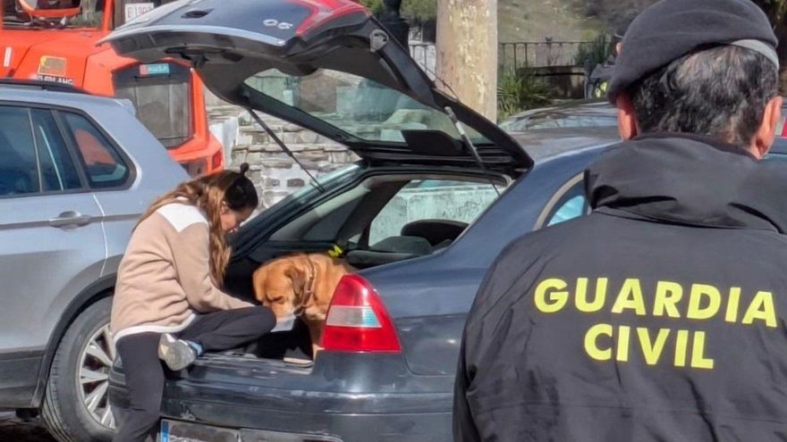 Una vecina de Grazalema con su mascota tras poder volver a su casa a recogerla después de ser desalojada.
