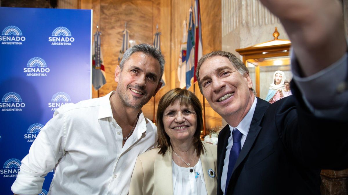 El jefe de Gabinete, Diego Santilli, junto al titular de Diputados, Martín Menem, y la jefa del bloque libertario en el Senado, Patricia Bullrich.