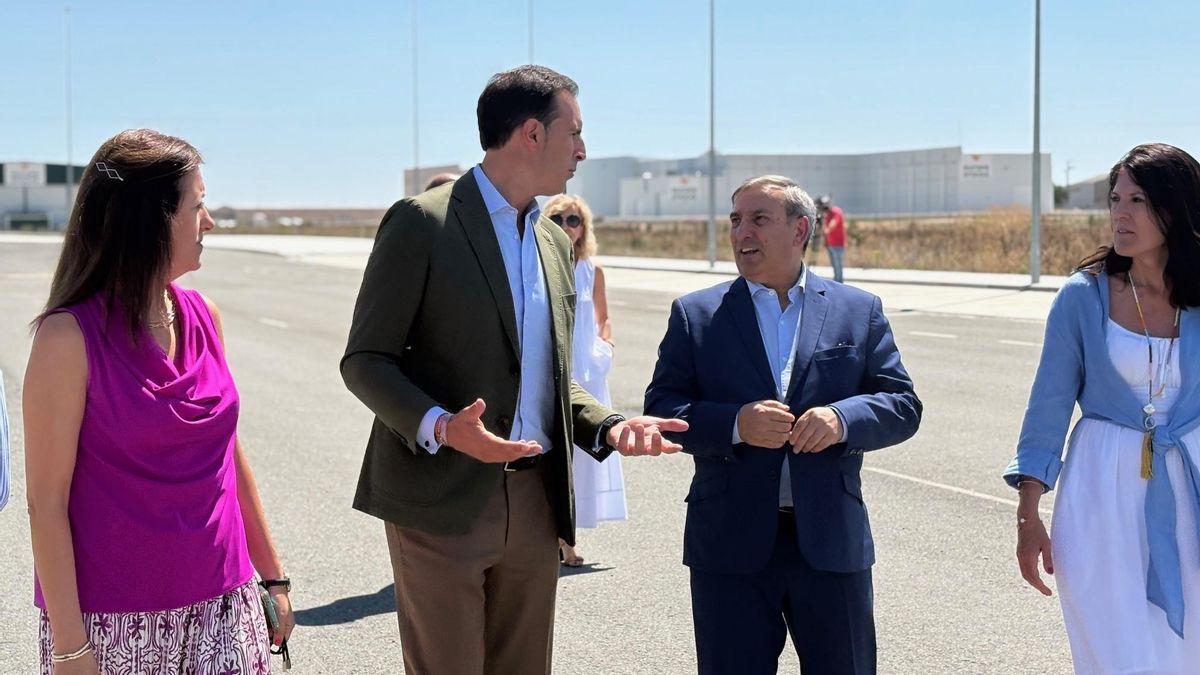El alcalde de Medina del Campo, Guzmán Gómez, junto con el consejero de Movilidad y Transformación Digital, José Luis Sanz Merino
