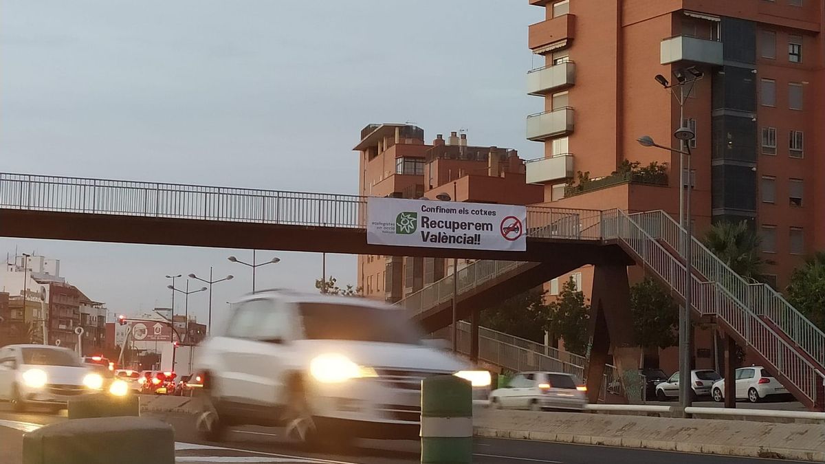 Pancarta de Ecologistes en Acció por la movilidad sostenible.