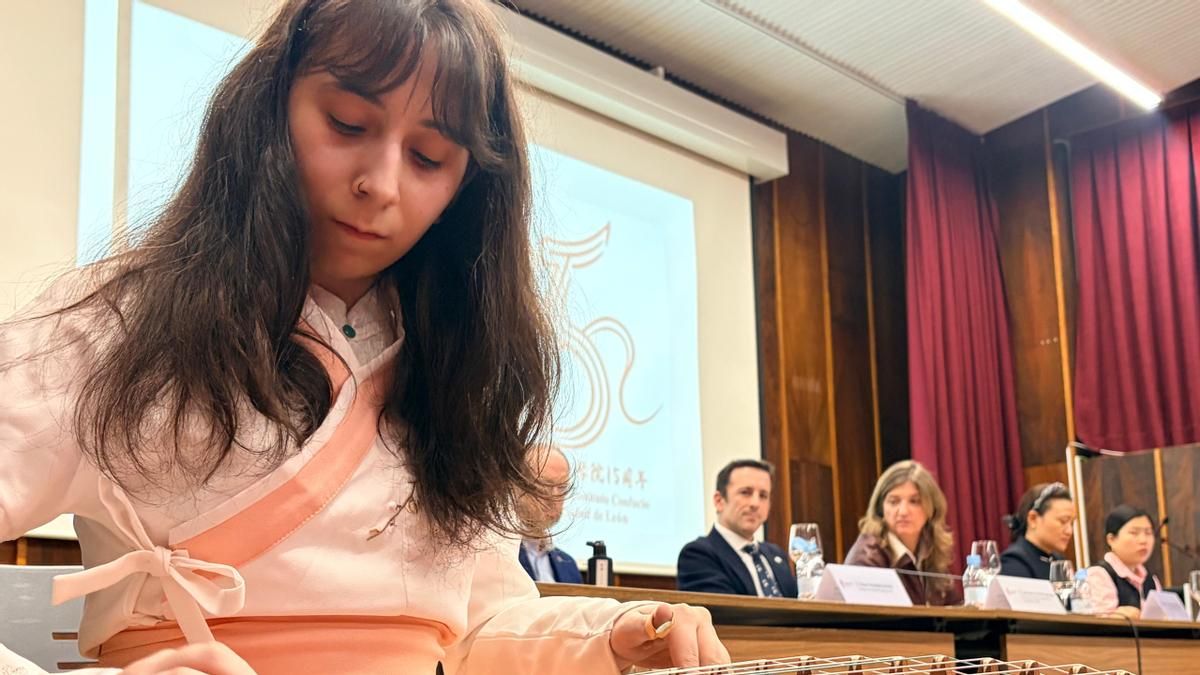 Una estudiante del Instituto Confucio de la Universidad de León tocando el Guzheng
