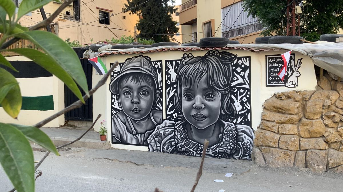 Un mural de Paola Delfín en el campo de refugiados El Bedawi, en Trípoli