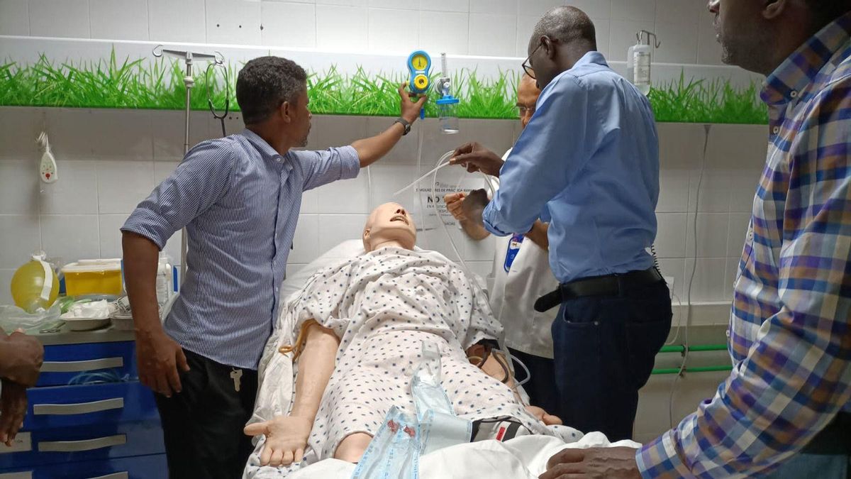 Varios sanitarios, recibiendo la formación ofrecida por el Gobierno canario.