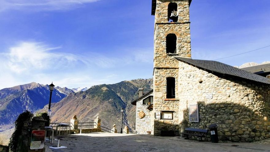 La pequeña localidad de montaña de calles empedradas, tejados de pizarra y ubicada en lo más alto del Pirineo aragonés