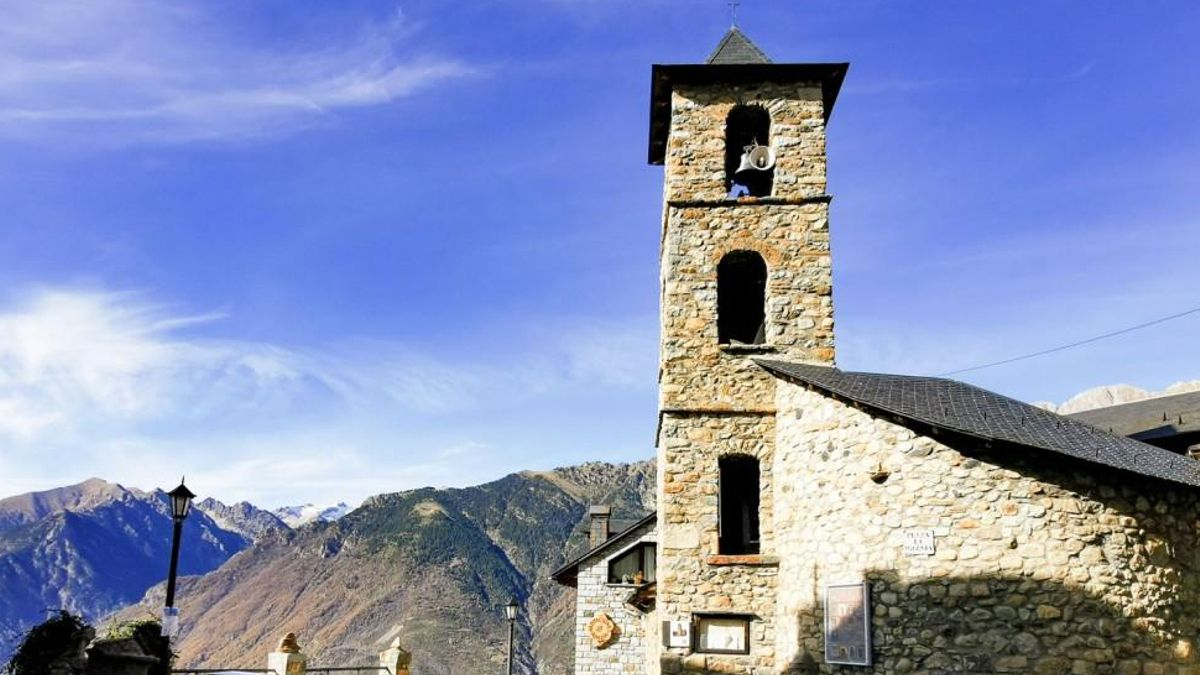La pequeña localidad de montaña de calles empedradas, tejados de pizarra y ubicada en lo más alto del Pirineo aragonés