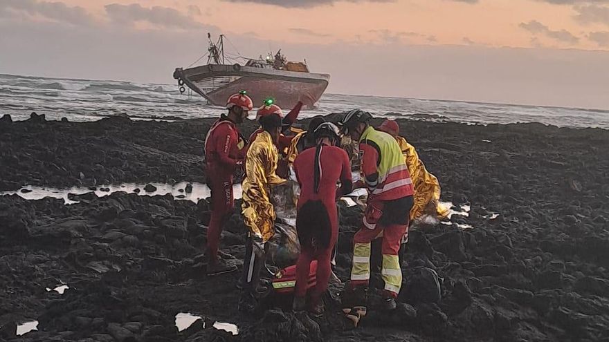Los bomberos sacan del barco a los cinco ocupantes del atunero encallado en Órzola