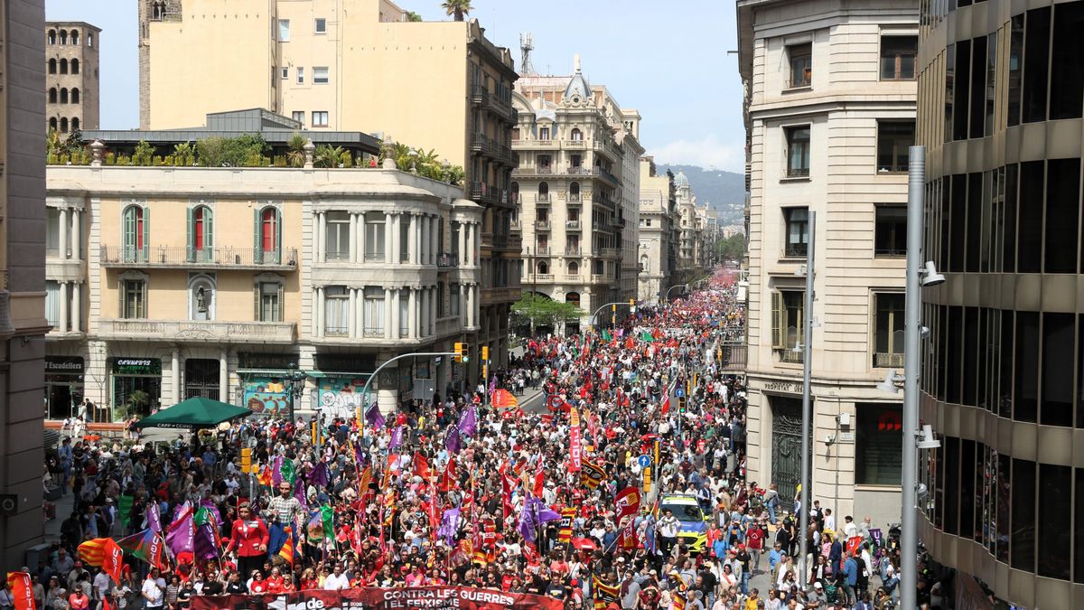 Miles de trabajadores se manifiestan en Barcelona con el reclamo: “Paz, vivienda y salario”
