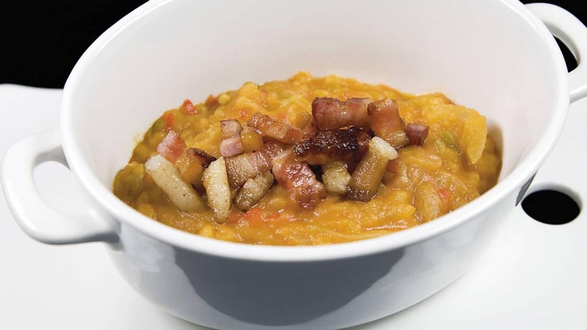 Plato de patatas revolconas.