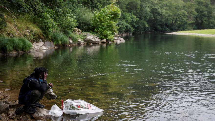 El joven migrante muerto en el Bidasoa recibe el adiós póstumo de su familia