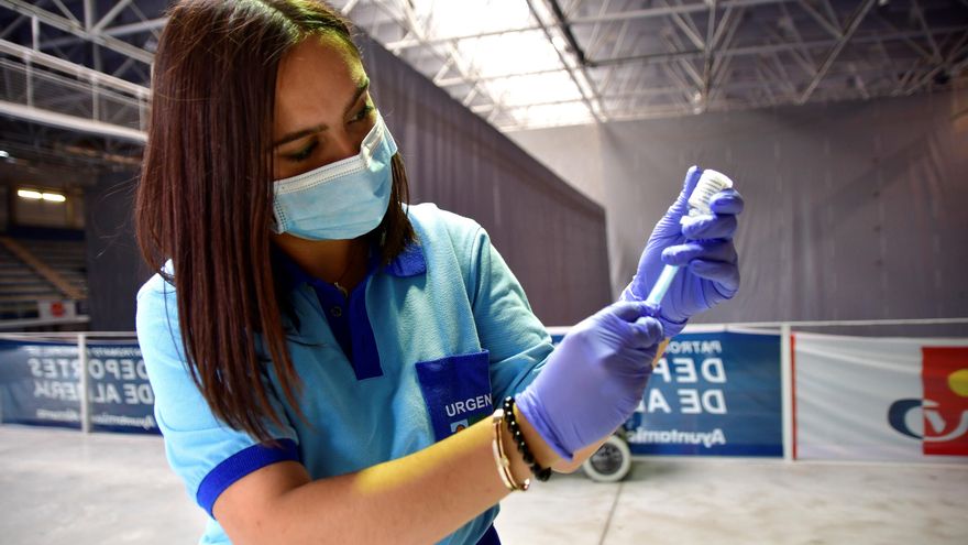 Una enfermera prepara una dosis de la vacuna de Astra Zeneca en el punto de vacunación masiva instalado en el Palacio de los Juegos Mediterráneos de Almería. EFE / Carlos Barba