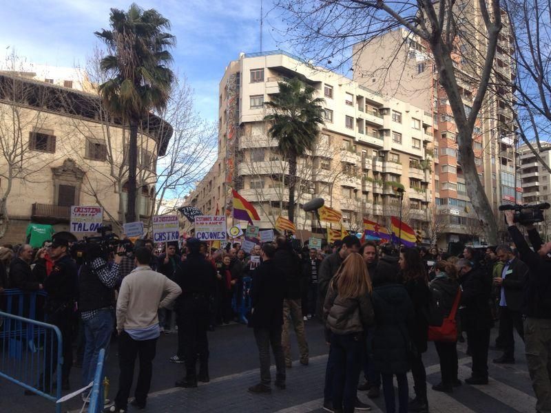 Banderas republicanas reciben a la infanta en Palma
