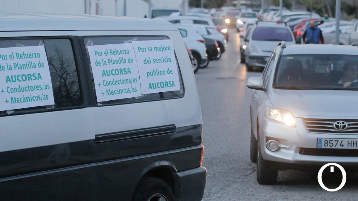 Caravana de coches de trabajadores de AUCORSA