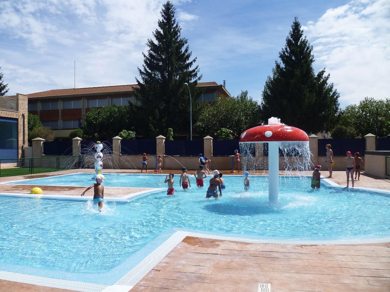 Las piscinas infantiles del complejo deportivo municipal de Santa María del Páramo.