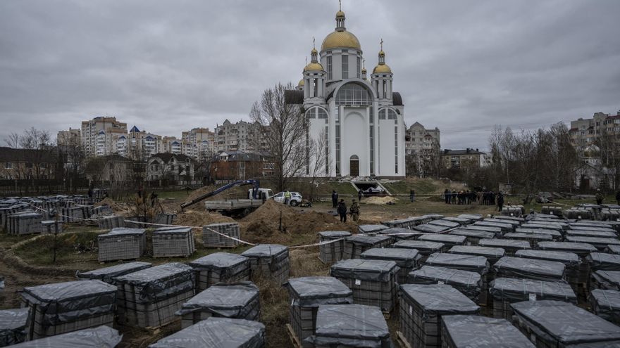 La exhumación de las fosas comunes en Bucha impulsa la investigación internacional ante posibles crímenes de guerra