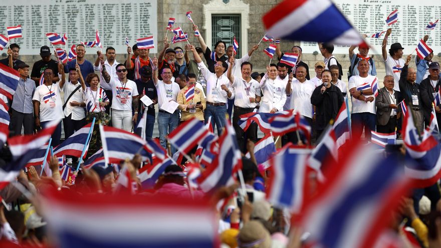 Cientos de tailandeses piden en la calle la renuncia de la primera ministra