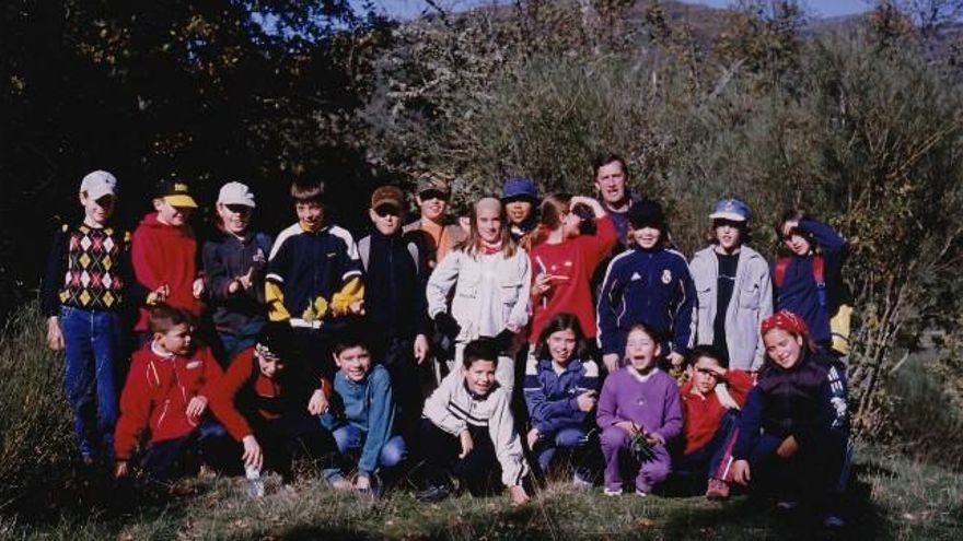 Imagen antigua de una excursión en Villablino.