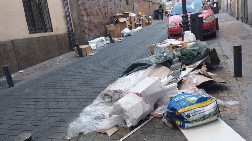 El Gobierno de Almeida cambia el cálculo de la tasa de basuras ante las quejas: pagar más en los pisos con más empadronados