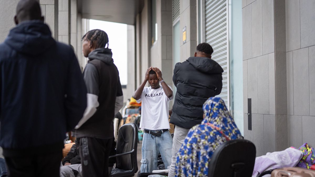 Un joven, la única mujer del grupo y otros malienses