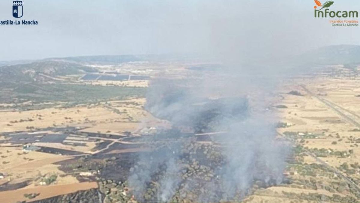 Confinada la localidad de Retamar por un incendio forestal en Brazatortas, en Ciudad Real
