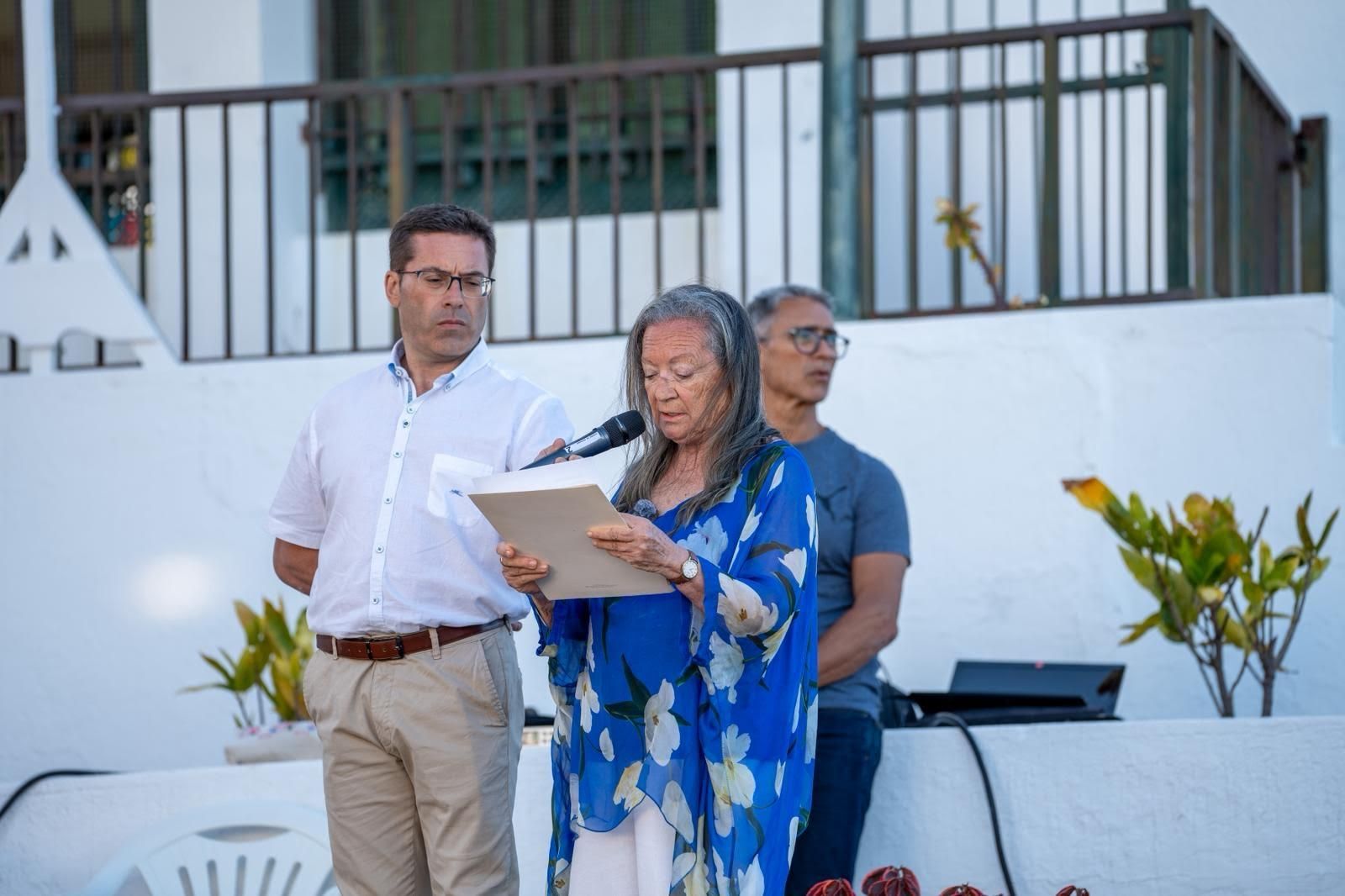 Elsa López en la lectura de un poema a la Virgen de las Nieves.