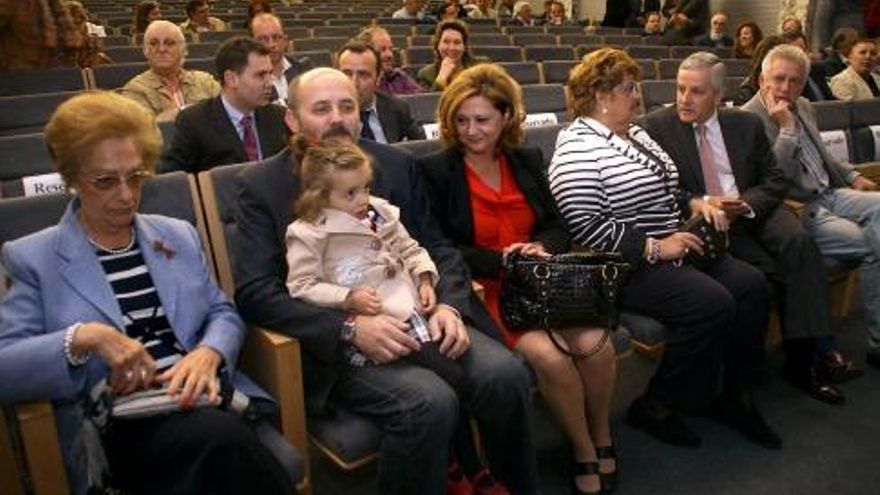 Peio García / ICAL La viuda y la hija de Fermín Carnero, junto a otros familiares y amigos, rinden un homenaje al desaparecido excoordinador autonómico de UGT