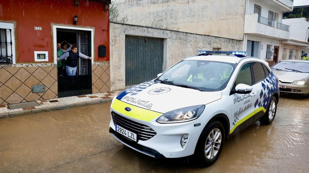 Desalojo de algunos vecinos de la ribera del río Campanillas por posible desbordamiento