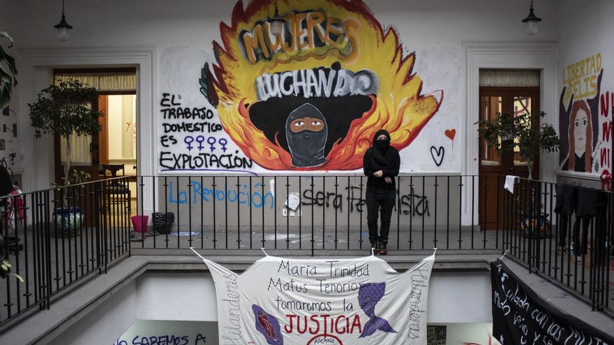 Interior de la Comisión Nacional de Derechos Humanos durante la ocupación feminista