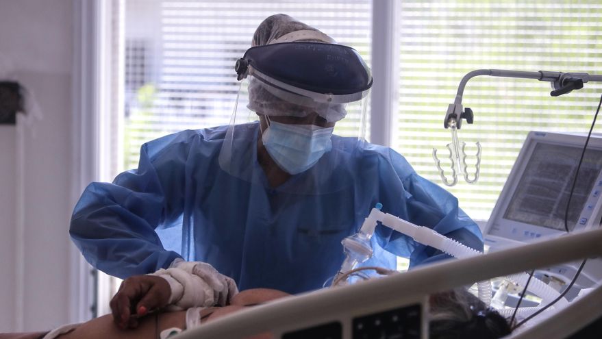 Personal médico realiza controles de pacientes con covid-19 en una unidad de terapia intensiva en un hospital de la Provincia de Buenos Aires. EFE/Juan Ignacio Roncoroni/Archivo
