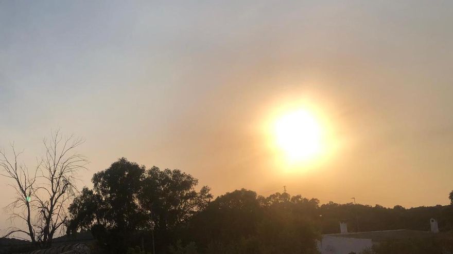 El humo del incendio de Niebla llega a Córdoba y afecta a la calidad del aire