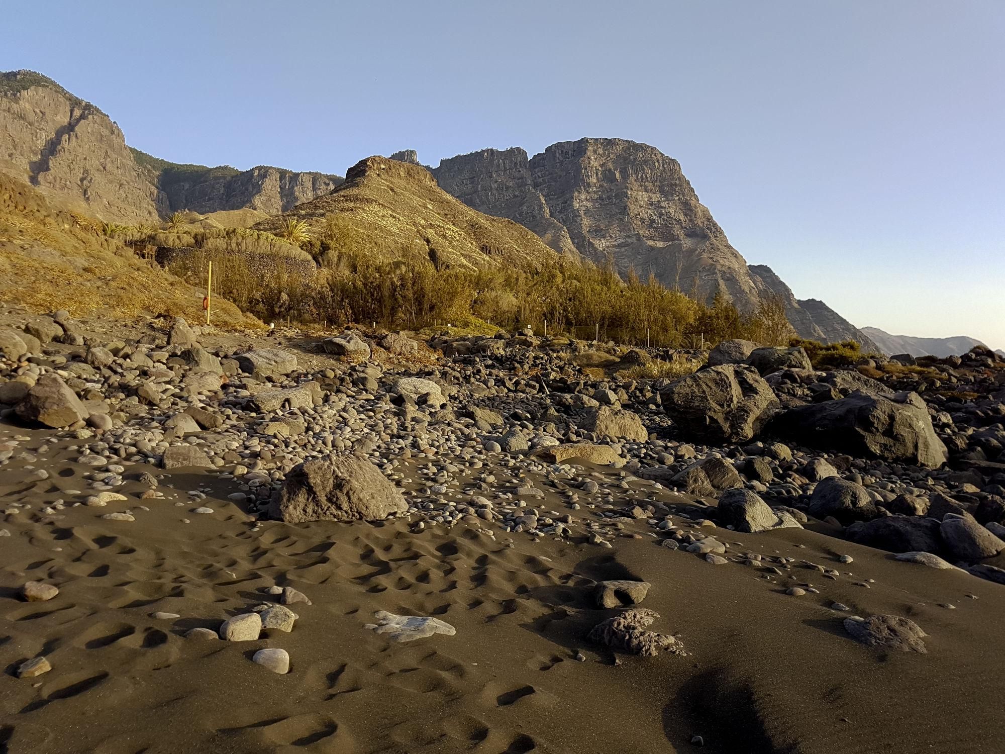 Las alturas de Tamadaba desde la Playa de Guayedra.