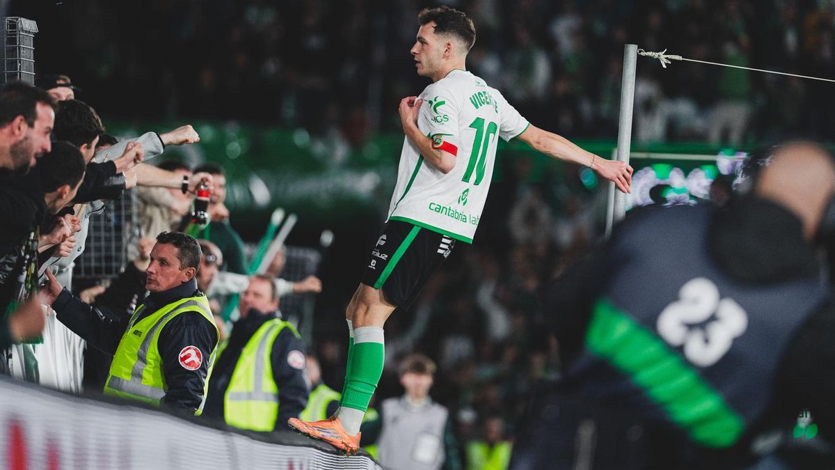 Íñigo Vicente celebra un gol en El Sardinero.