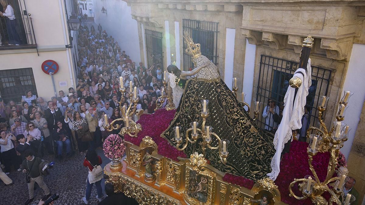 La procesión de la Hermandad de Las Angustias, en imágenes