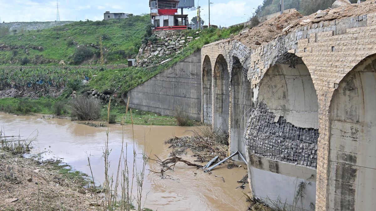 El puente Qasmiya, cerca de la ciudad de Tiro, dañado por un bombardeo israelí, el 23 de marzo de 2026.