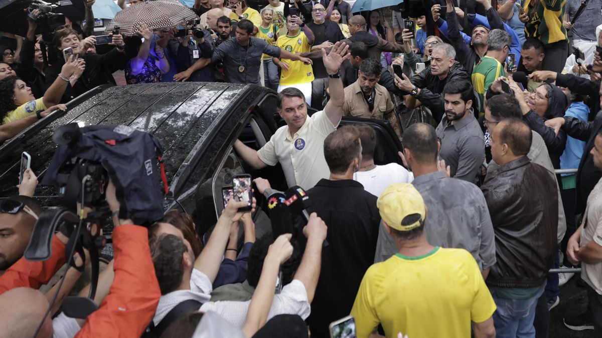 El candidato opositor en las elecciones de Brasil, Flávio Bolsonaro (c) a su llegada para votar este domingo en una escuela de Río de Janeiro, durante en la segunda vuelta de las elecciones presidenciales de Brasil. EFE/Antonio Lacerda