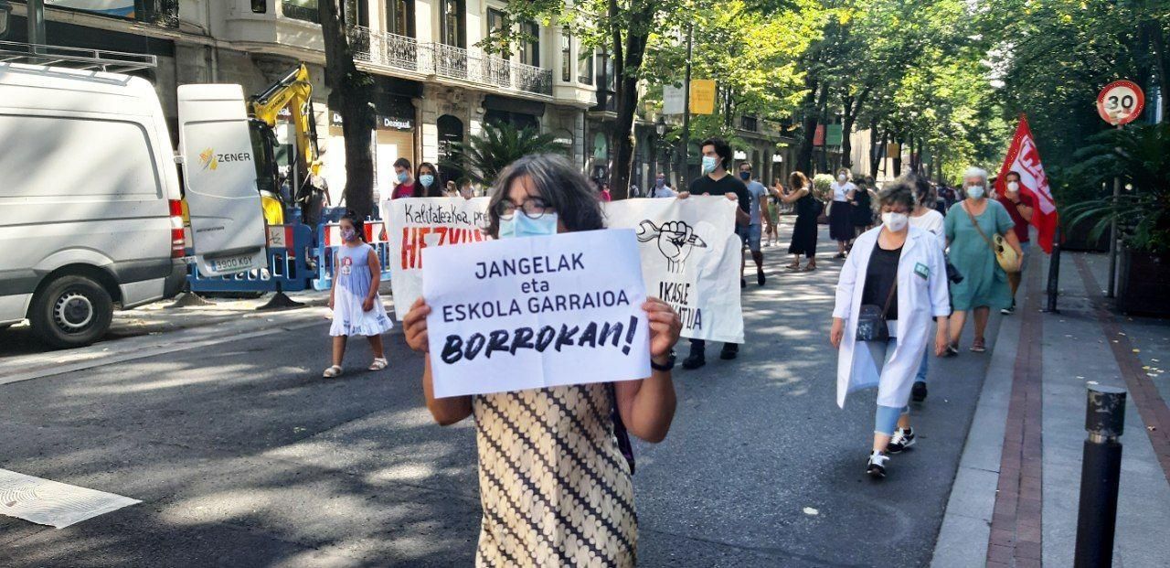 Trabajadoras de limpieza, de comerdores y de transporte a durante la manifestación en Bilbao