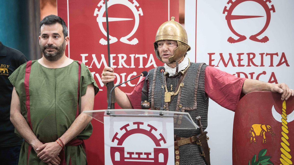 El concejal delegado de Turismo de Mérida, Felipe González, junto a uno de los miembros de Legiones Romanas