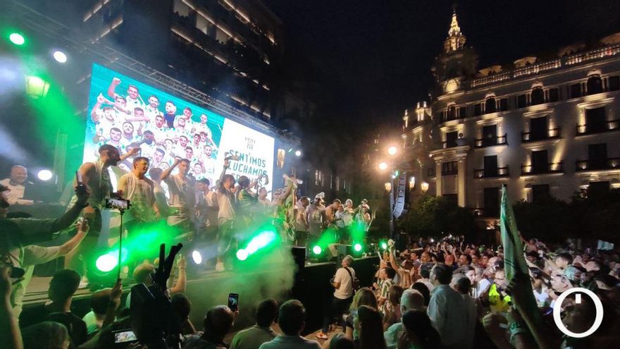 La fiesta del ascenso, en el autobús del Córdoba CF y en Las Tendillas, en imágenes
