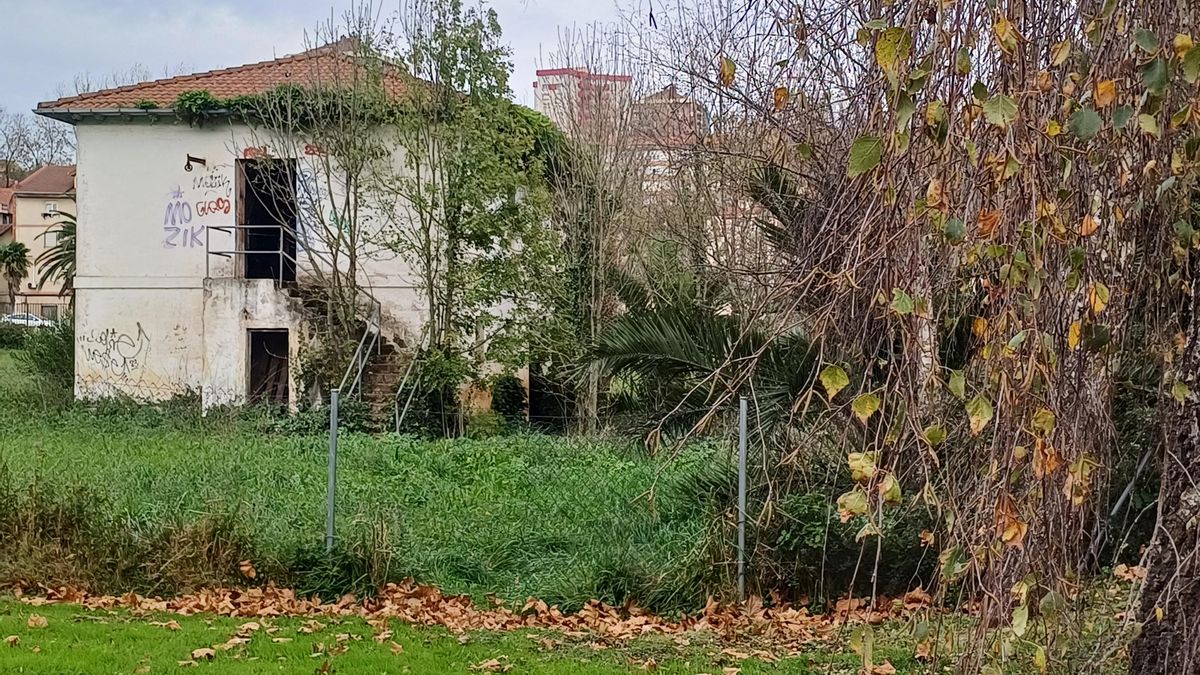 Una de las edificaciones abandonas y vandalizadas en el recinto de La Remonta.