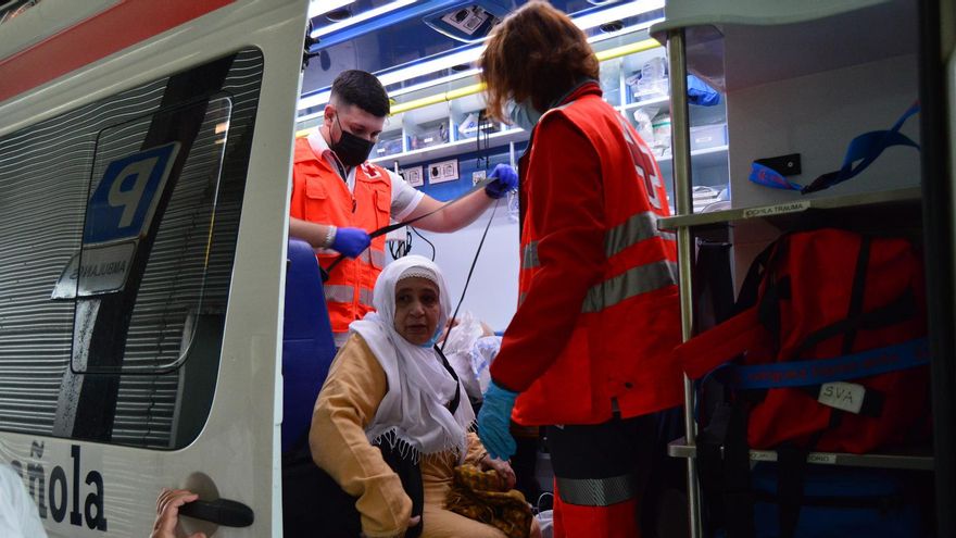 Saadia Hmaity y su hijo Samir Nesmy, en la ambulancia, antes de ser trasladados a Murcia.