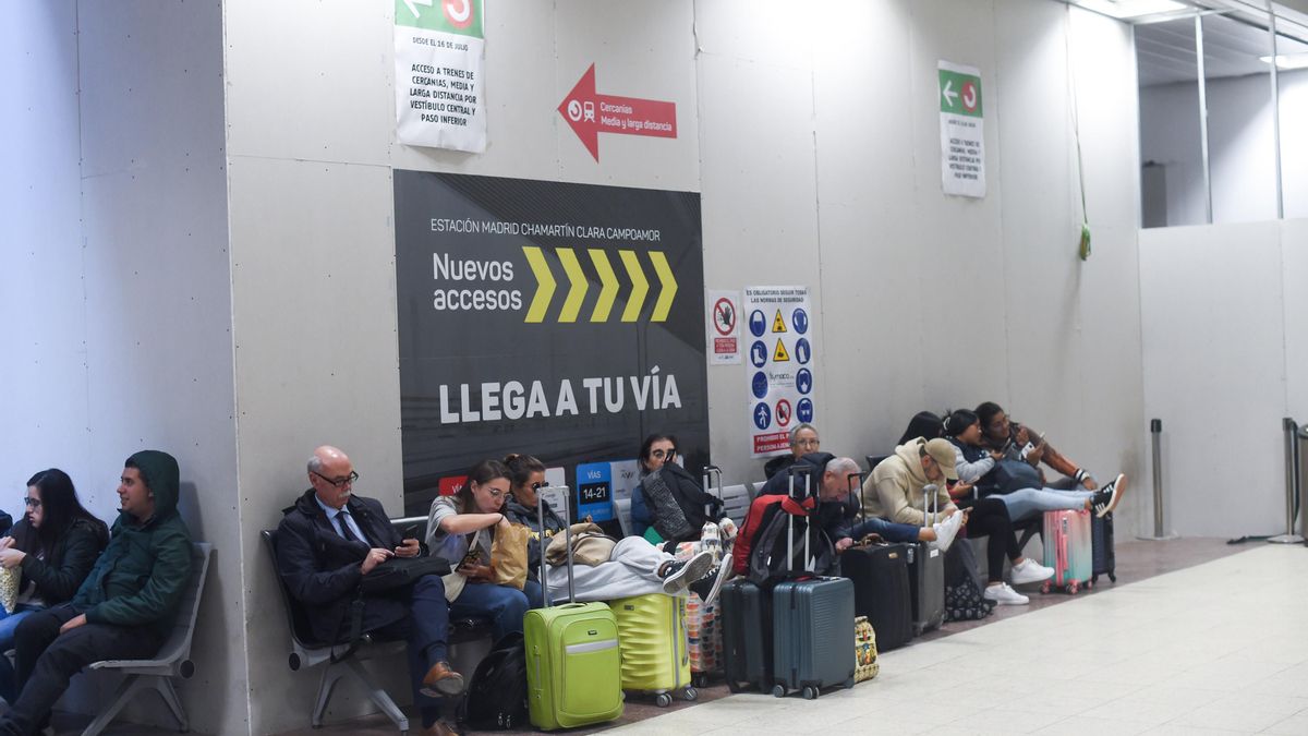 Varias personas con maletas en la estación de tren de Chamartín