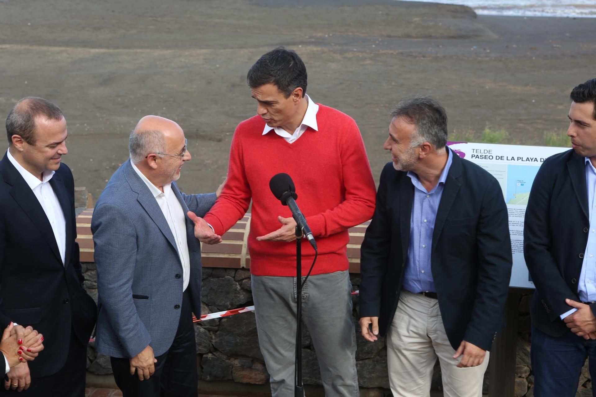 El secretario general del PSOE, Pedro Sánchez visita las zonas afectadas por la lluvia en Telde.