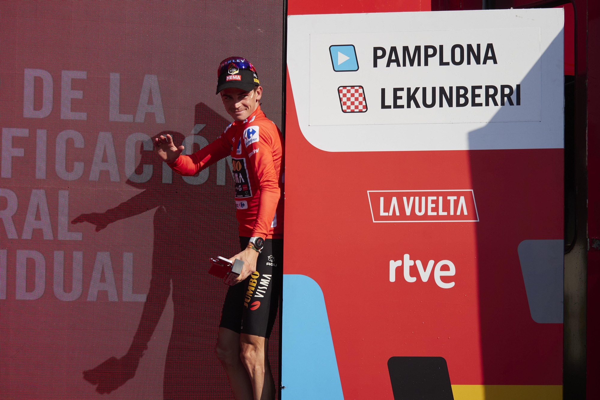 El líder de La Vuelta, Sepp Kuss, en el podio de Lekunberri.