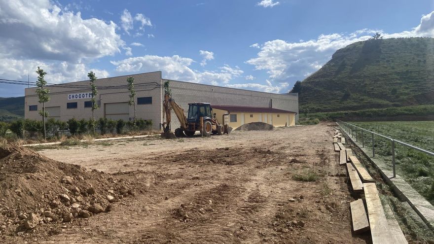 Terrer gasta 300.000 euros en un campo de fútbol sin proyecto ni uso a través de un contratista habitual del Ayuntamiento