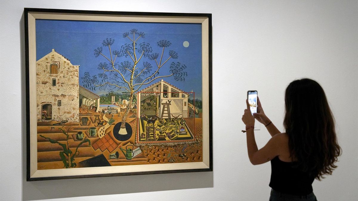 Una mujer fotografía la obra 'La Masía', de Joan Miró, una de obras que formaron parte de la exposición 'Miró-Picasso' celebrada en 2023 en la Fundació Miró y el Museo Picasso de Barcelona