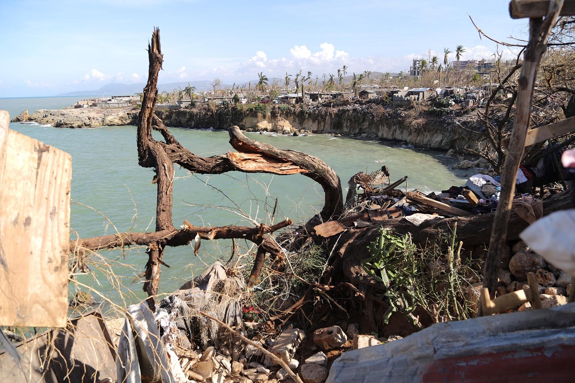 "Esa noche yo estaba en casa y el agua nos inundó. Fuimos capaces de salir, pero dejamos todas nuestras cosas atrás. Al día siguiente tuvimos que sacarlas de una zanja", recuerda Dicejour. Las grandes olas causadas por el huracán destruyeron toda la costa, inundando cientos de viviendas. FOTO: © UNICEF/UN035026/Moreno Gonzalez