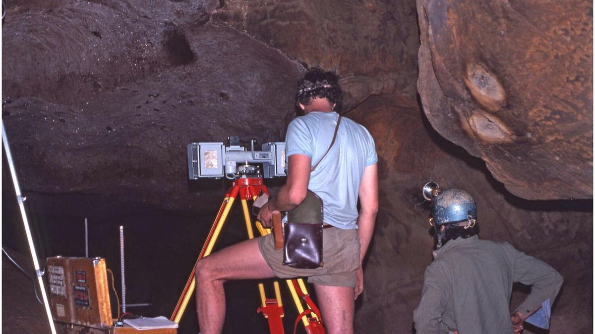 Cliff Ogleby et Rudy Frank réalisant un enregistrement photogrammétrique des panneaux de stries de doigts dans la grotte New Guinea II, novembre 1980 (photographie de Robert G. Gunn)