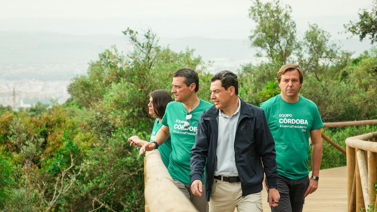Juanma Moreno recorre el sendero de la fase 3 del Cinturón Verde de Córdoba junto a representantes del PP andaluz